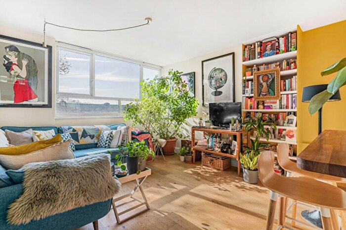 1 Bedroom Apartment For Sale In Sunray Avenue, SE24