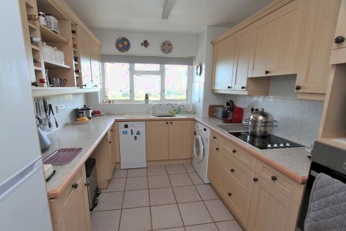 2 Bedroom Flat For Sale In Cliff Road, Eastbourne, BN20