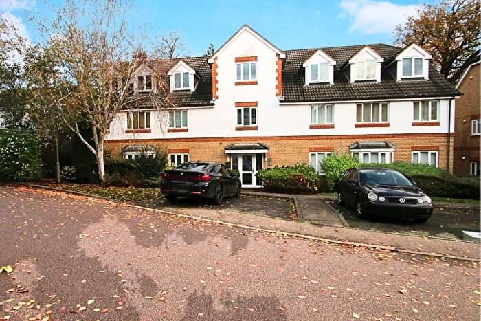 2 Bedroom Flat To Rent In Alexandra Gardens, Knaphill, Woking, GU21