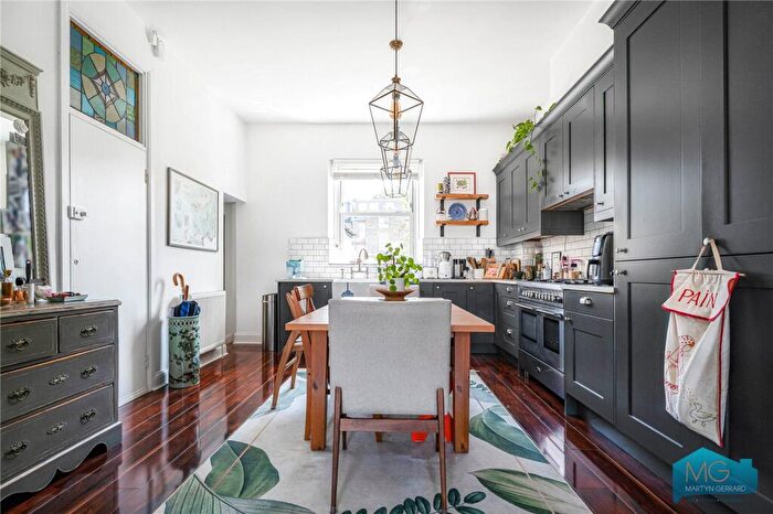 2 Bedroom Apartment For Sale In Cecile Park, Crouch End, London, N8