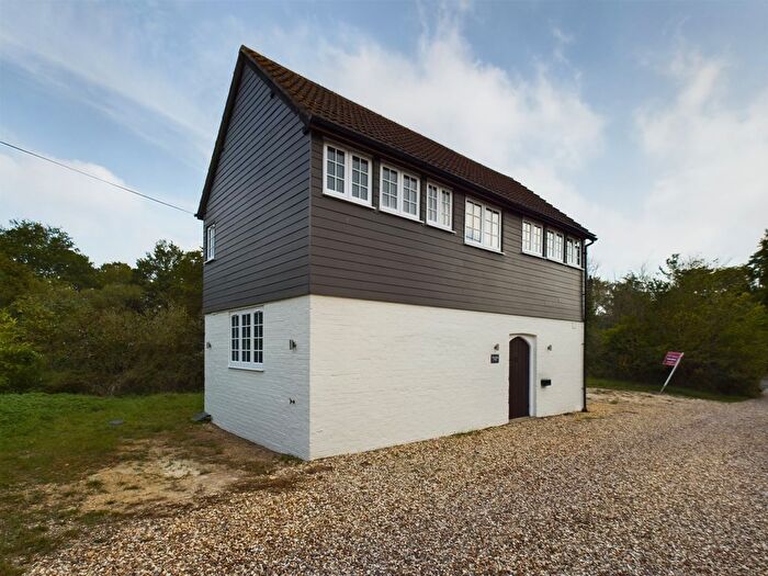 2 Bedroom Barn Conversion For Sale In Whistlers Lane, Silchester, RG7
