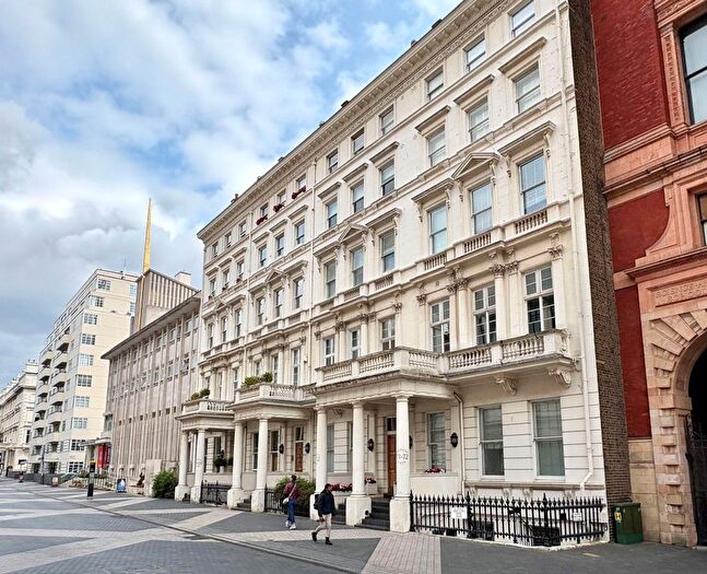 3 Bedroom Flat To Rent In Princes Gate, London, SW7