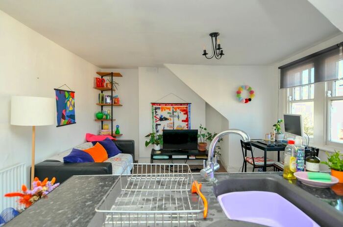 2 Bedroom Flat To Rent In Cranwich Road, London, N16