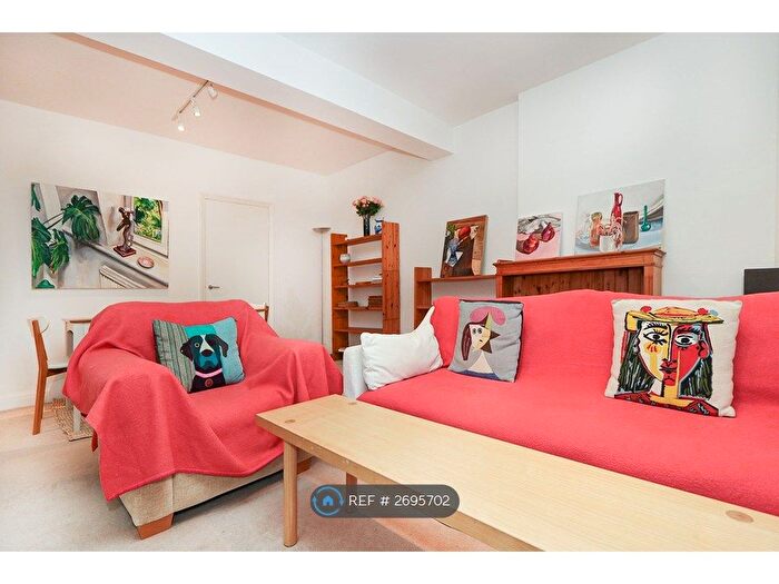 2 Bedroom Flat To Rent In Lonsdale Road, London, SW13