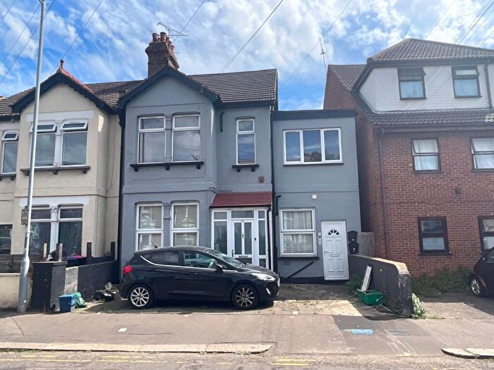 2 Bedroom Apartment To Rent In South Avenue, Southend-on-Sea, SS2