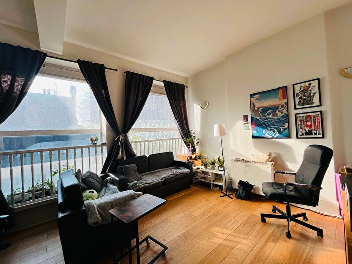 1 Bedroom Flat To Rent In Oak Crescent, London, E16