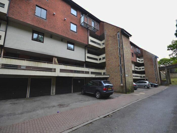 2 Bedroom Flat To Rent In Kingsway Gardens, Andover, Hampshire, SP10