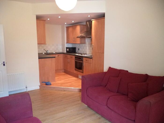 3 Bedroom Flat To Rent In Dinsdale Road, Sandyford, Newcastle Upon Tyne, NE2