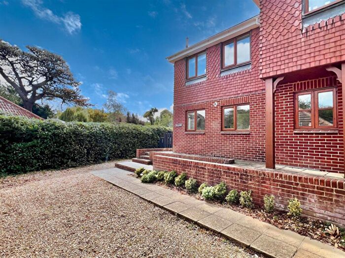 3 Bedroom End Of Terrace House For Sale In Totland Bay, Isle Of Wight, PO39