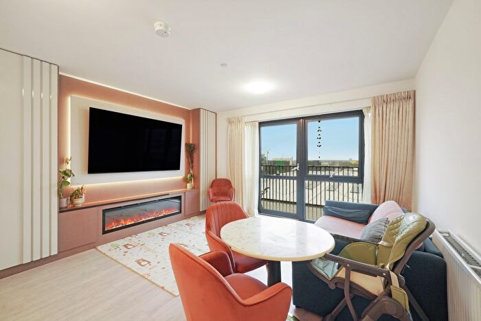 2 Bedroom Flat To Rent In Farine Avenue, Hayes, UB3