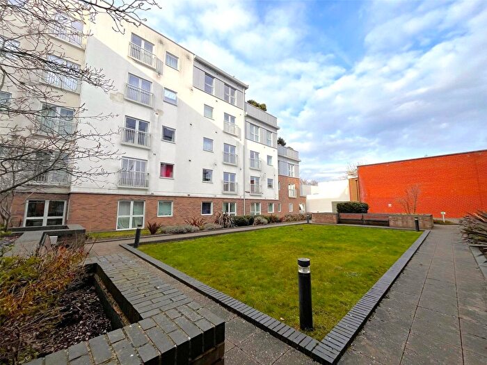 3 Bedroom Flat To Rent In Station View, Guildford, Surrey, GU1