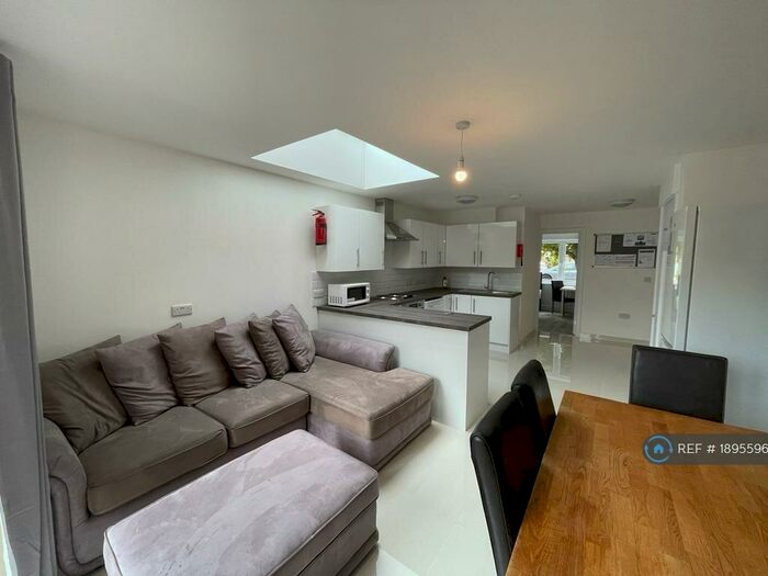 6 Bedroom Semi-Detached House To Rent In Cabell Road, Guildford, GU2