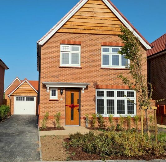 3 Bedroom Detached House To Rent In Chisbury Road, Swindon, Wiltshire, SN3