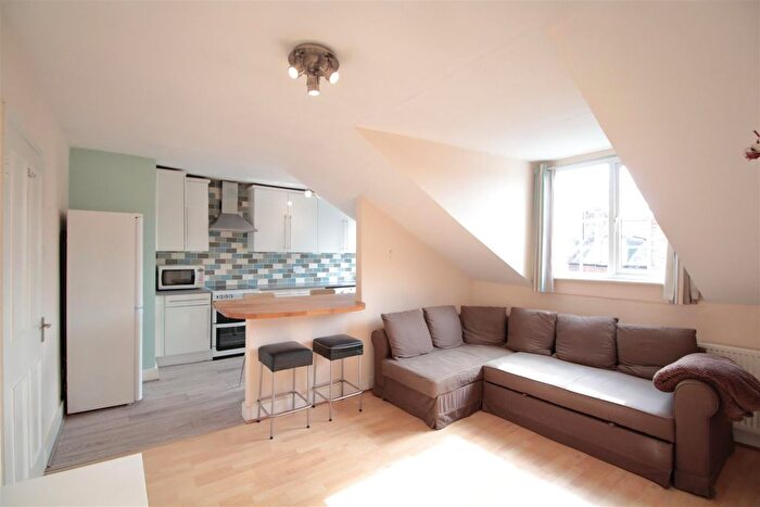 2 Bedroom Flat To Rent In Brailsford Road, Brockwell Park, SW2