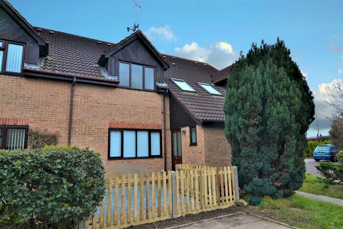 2 Bedroom Detached House To Rent In Varsity Drive, Twickenham, Uk, TW1