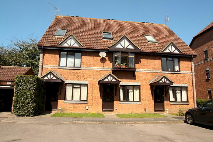 1 Bedroom Flat To Rent In Tintagel Way, Woking, GU22