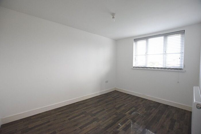 6 Bedroom Semi-Detached House To Rent In Hainault Road, Romford, RM5