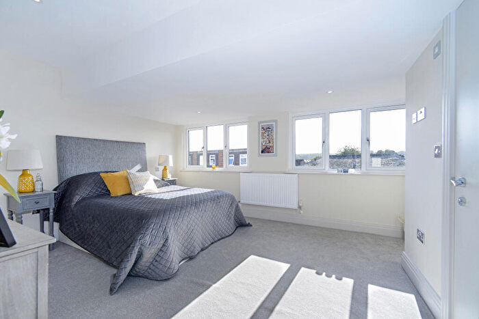 1 Bedroom Apartment For Sale In Farncombe Street, Godalming, Surrey, GU7