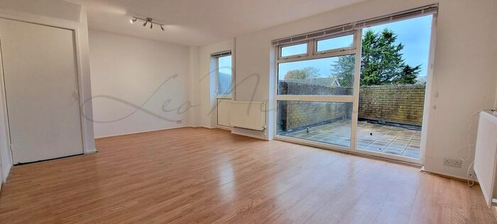 3 Bedroom Flat To Rent In Ashridge Road, Wokingham, RG40