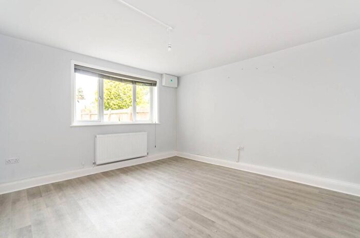 2 Bedroom Flat To Rent In Clive Road, West Dulwich, London, SE21