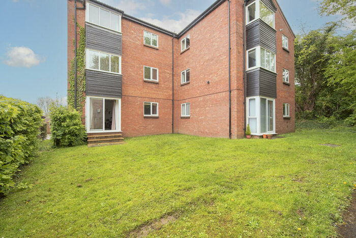 2 Bedroom Apartment To Rent In Taylor Close, St. Albans, Hertfordshire, AL4