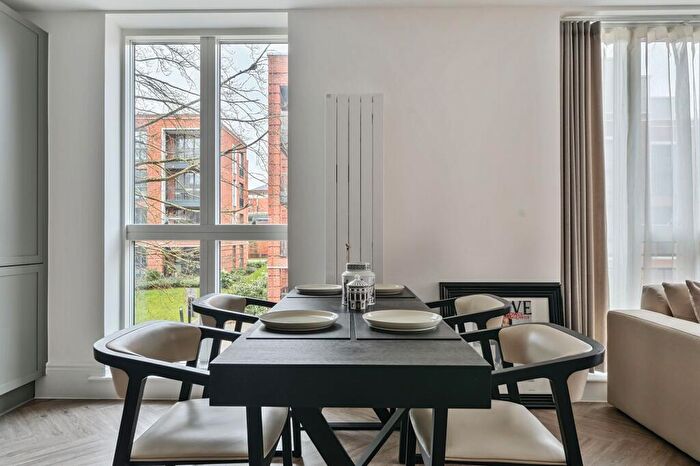 2 Bedroom Apartment To Rent In Fellowes Rise, Winchester, SO22