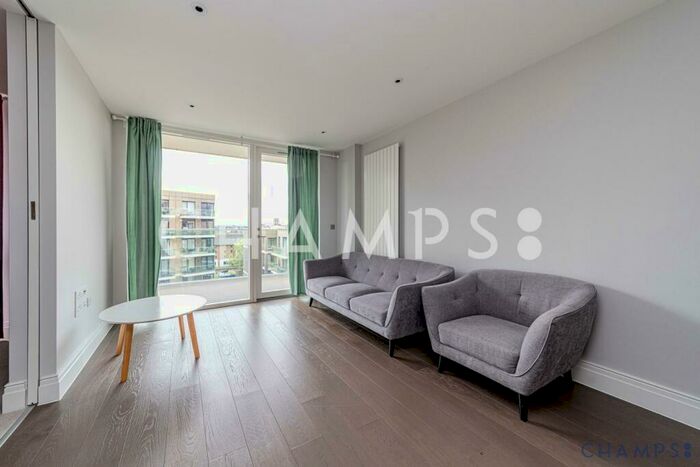 3 Bedroom Flat To Rent In Hamond Court, Queenshurst Square, Kingston, KT2