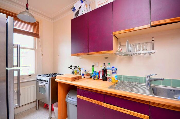 3 Bedroom Flat To Rent In Lewin Road, Streatham Common, London, SW16