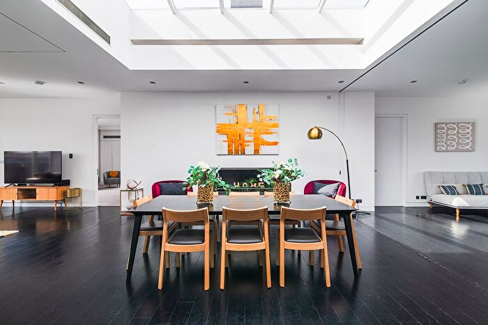 2 Bedroom Flat To Rent In Market Place, Fitzrovia, W1W