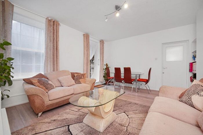 3 Bedroom Apartment For Sale In Phillip Street, Shoreditch, N1