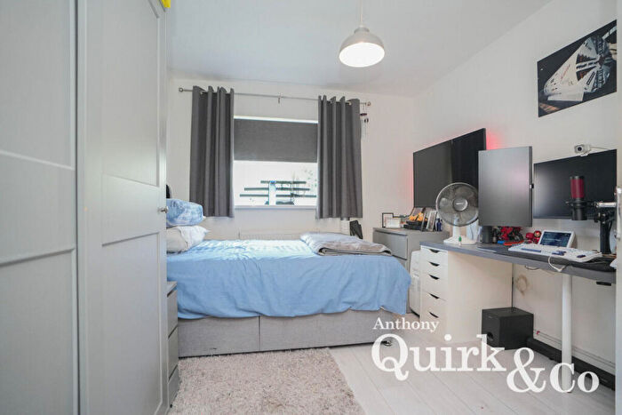 2 Bedroom Detached Bungalow For Sale In Thisselt Road, Canvey Island, SS8