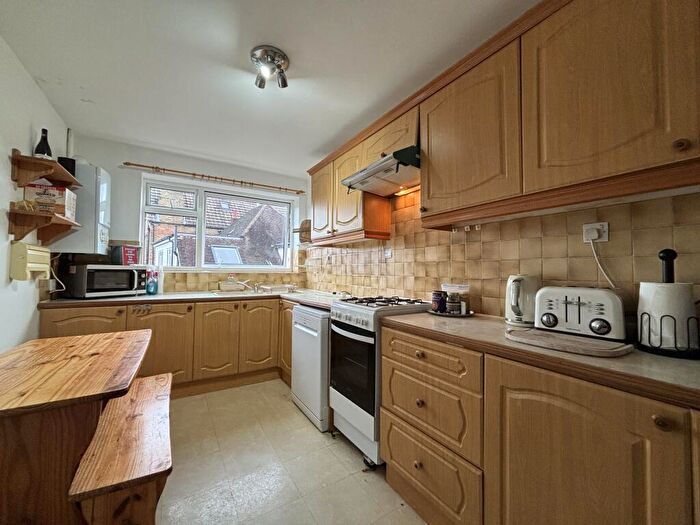 2 Bedroom Flat To Rent In Crescent Court, BR3