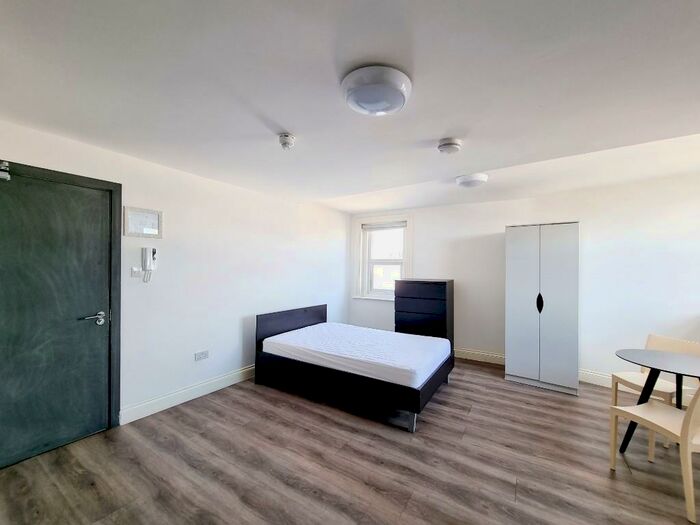 Studio To Rent In Warspite Road, London, SE18