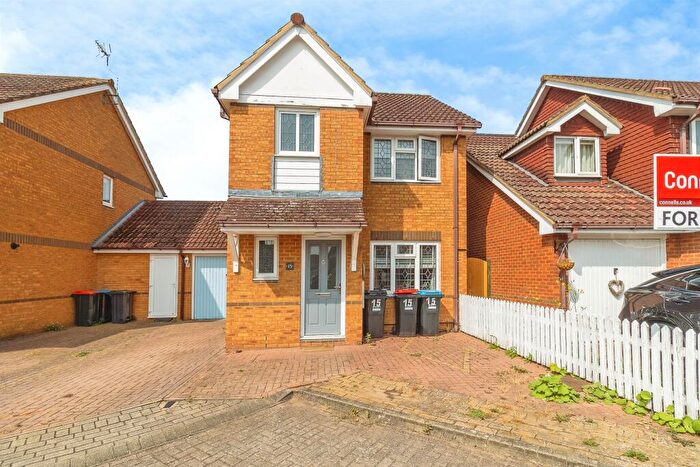 3 Bedroom Detached House For Sale In Kalman Gardens, Old Farm Park, Milton Keynes, MK7