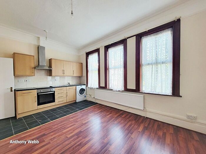 3 Bedroom Flat To Rent In Green Lanes, Palmers Green, N13