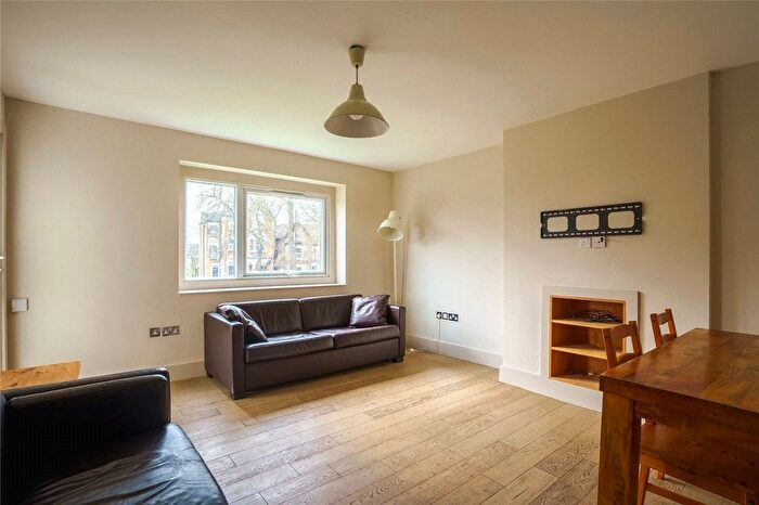 3 Bedroom Flat To Rent In High Trees, London, SW2