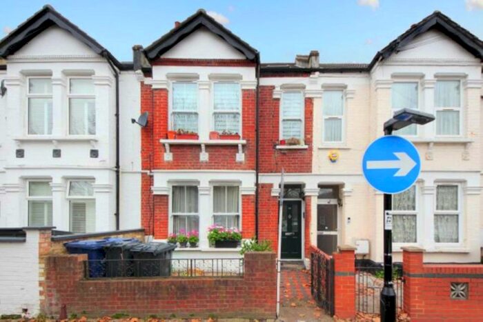 2 Bedroom Flat To Rent In Berrymead Gardens, Acton W3
