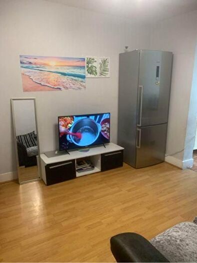 2 Bedroom Flat To Rent In Dersingham Ave, Ilford, London, E12