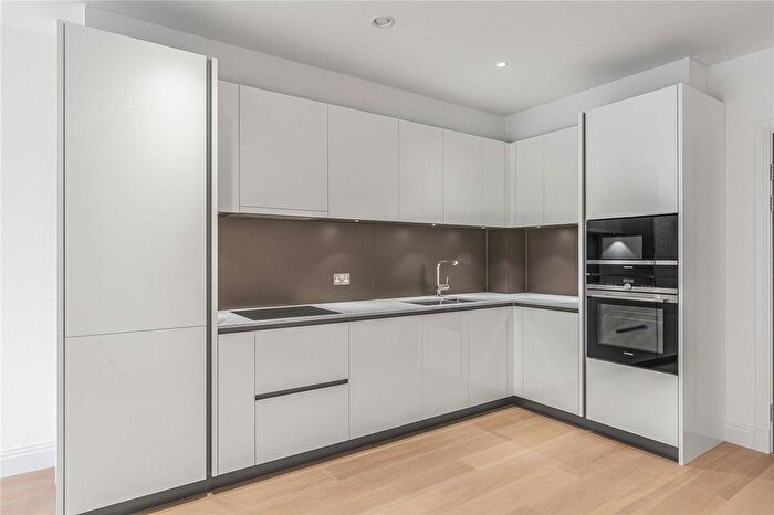 2 Bedroom Flat To Rent In Pinewood Gardens, Teddington, TW11