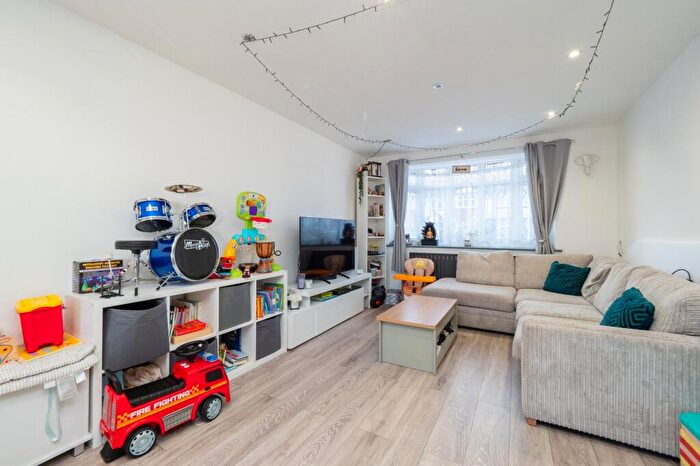 3 Bedroom End Of Terrace House For Sale In Chestnut Close, Carshalton, SM5