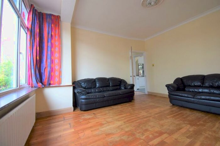 4 Bedroom Semi-Detached House To Rent In Edgehill Road, Mitcham, CR4