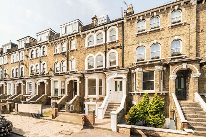 3 Bedroom Flat To Rent In Victoria Rise, London, SW4