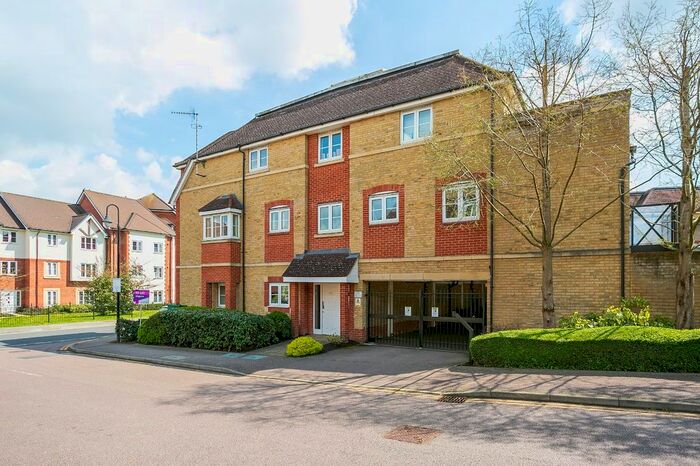 3 Bedroom Flat To Rent In Wellsfield, Bushey, Hertfordshire, WD23