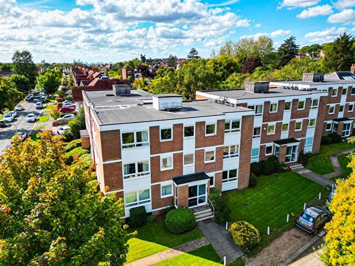 2 Bedroom Flat To Rent In Edgelinks, Forest View, North Chingford., E4