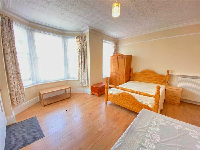 Studio To Rent In Broughton Road, London, W13