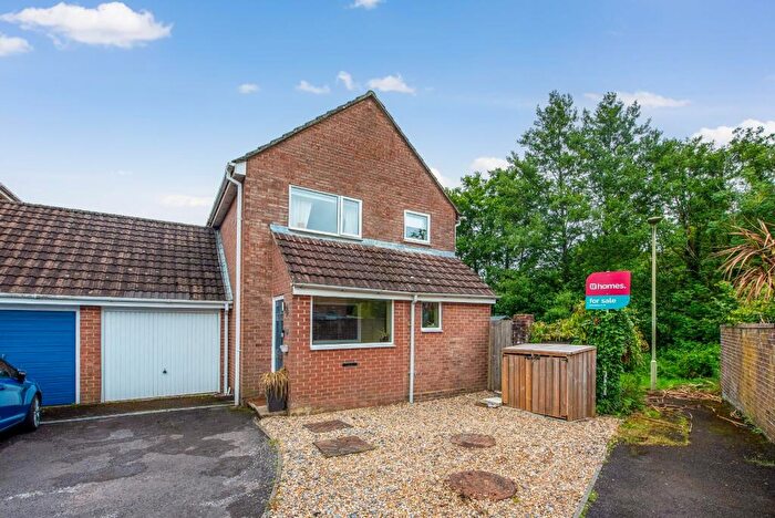 3 Bedroom Link Detached House For Sale In Stoneham Close, Petersfield, Hampshire, GU32