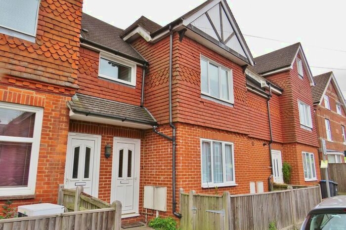 1 Bedroom Flat To Rent In Cantelupe Road, East Grinstead, West Sussex, RH19
