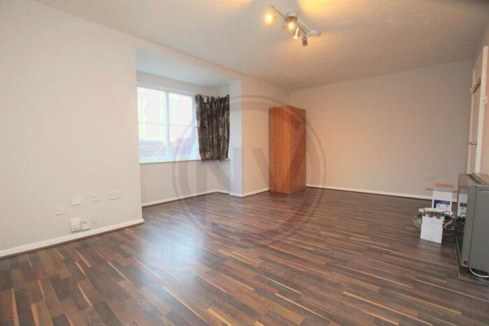 Studio To Rent In Mahon Close, Enfield, EN1