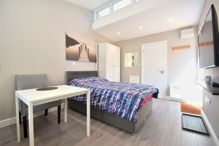 Studio To Rent In Lynton Green, Maidenhead, Berkshire, SL6