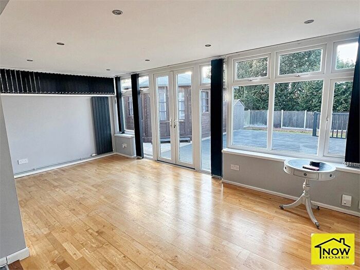 3 Bedroom Semi-Detached Bungalow For Sale In Riverside Road, Newark, Nottinghamshire., NG24